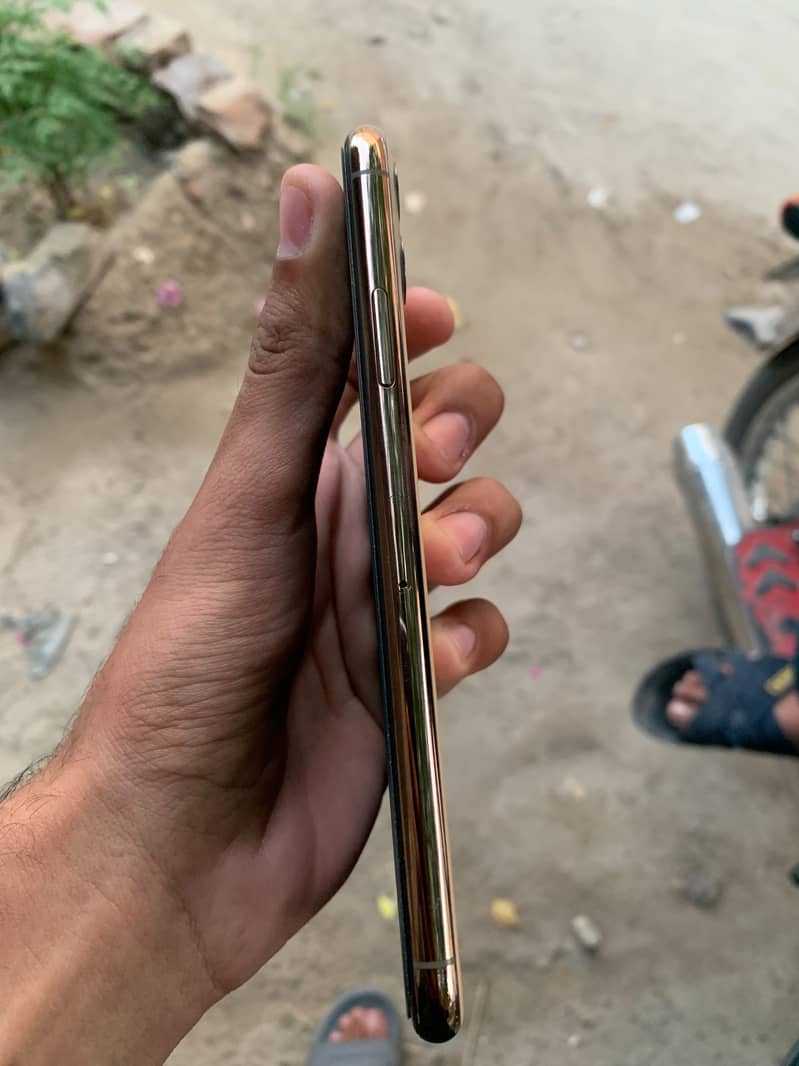 Apple iPhone 11 Pro Max 4