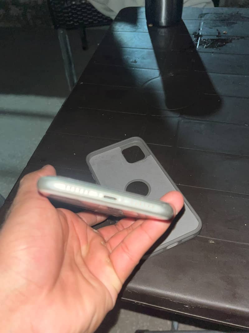 Apple iPhone 11 4