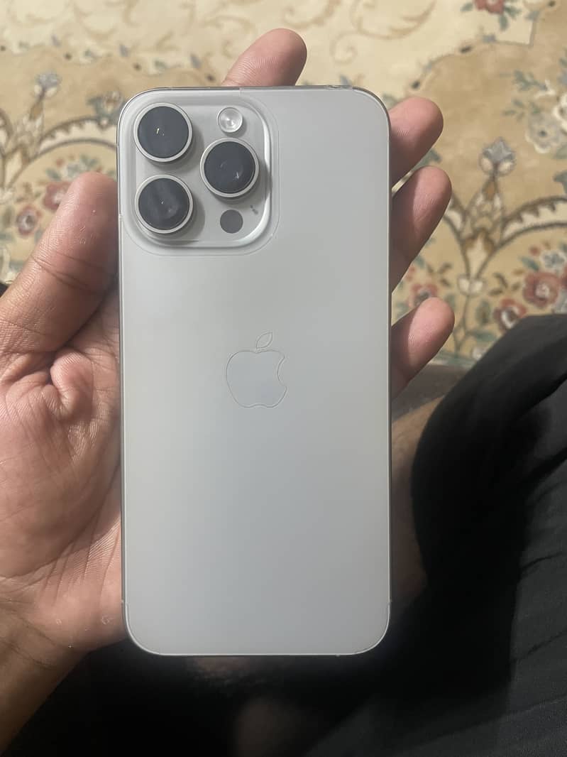 Apple iPhone 15 Pro Max 4