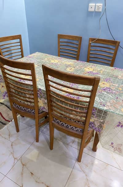 Dinnig table with 6 no chairs