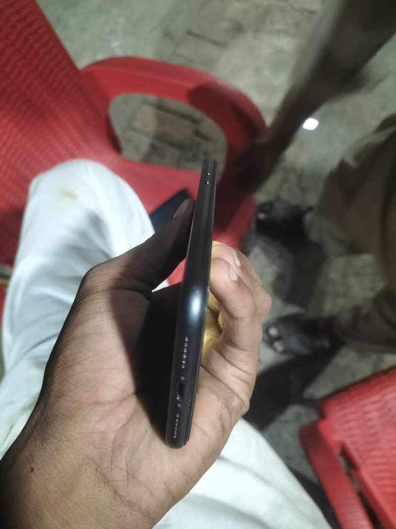 Apple iPhone 11 4
