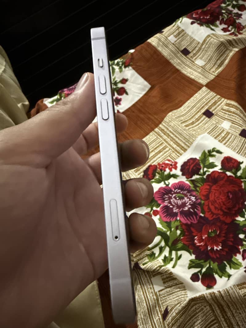 Apple iPhone 14 3
