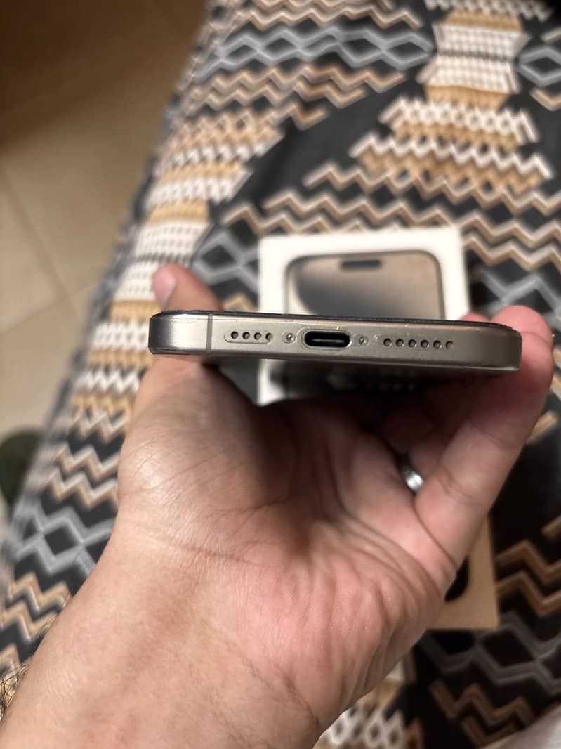 Apple iPhone 15 Pro Max 4
