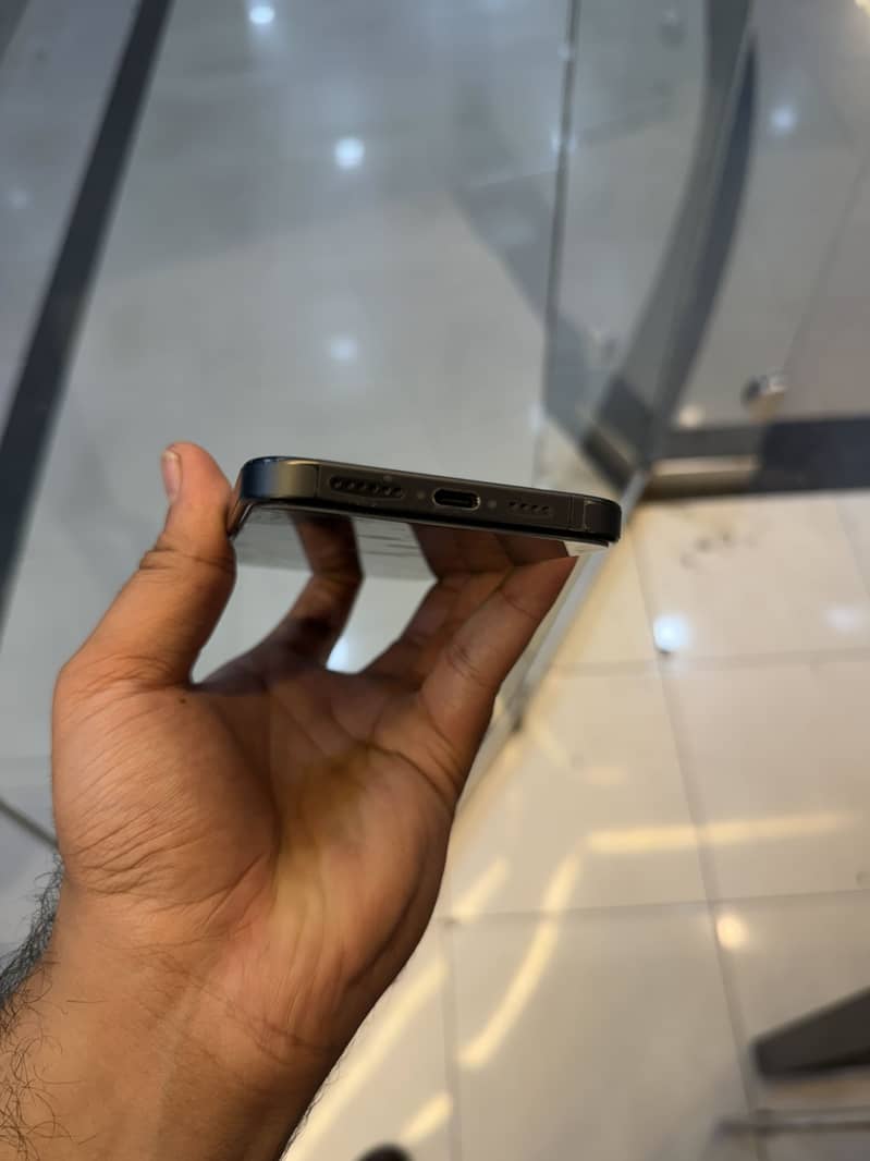 Apple iPhone 15 Pro Max 4
