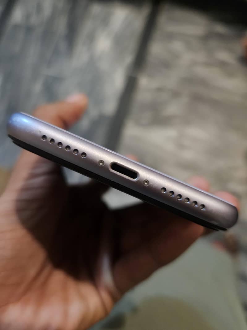 Apple iPhone 11 4