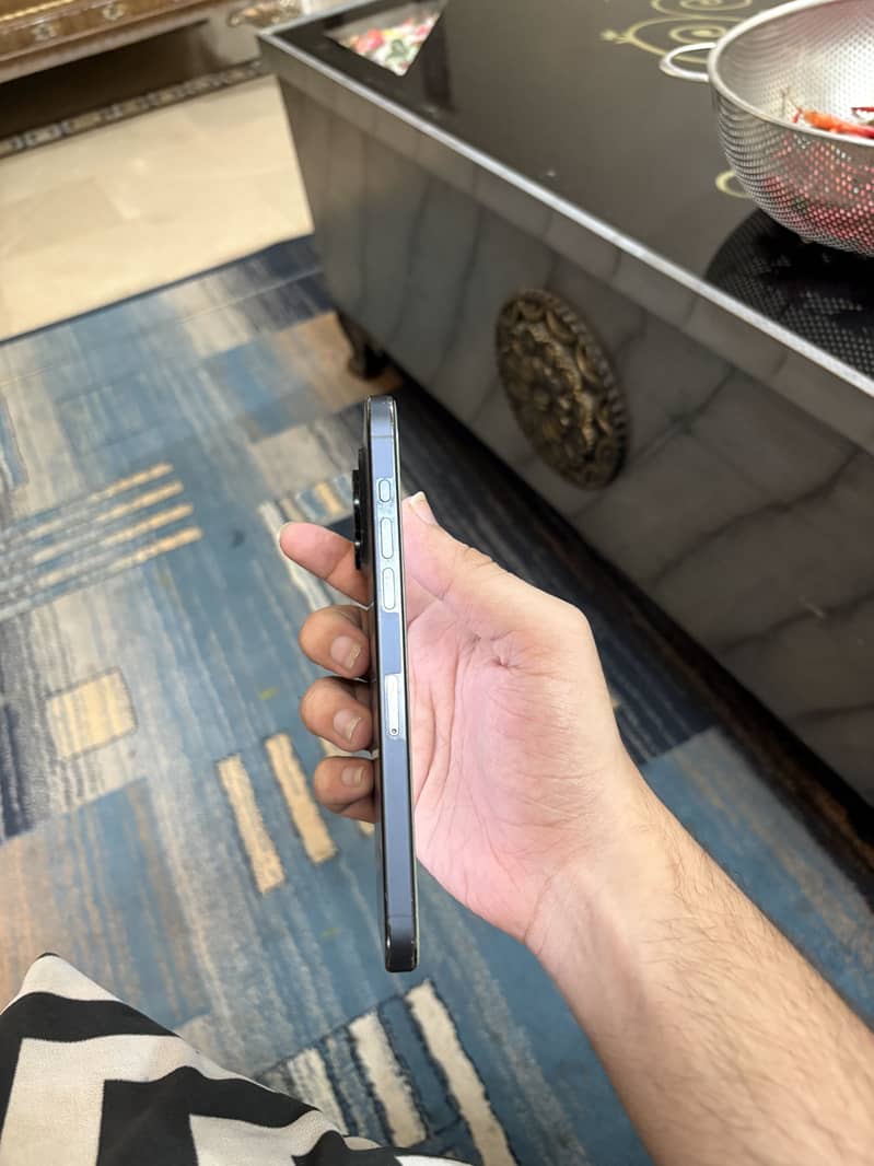Apple iPhone 15 Pro Max 2
