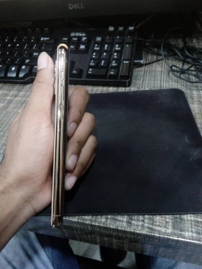Apple iPhone 11 Pro 4