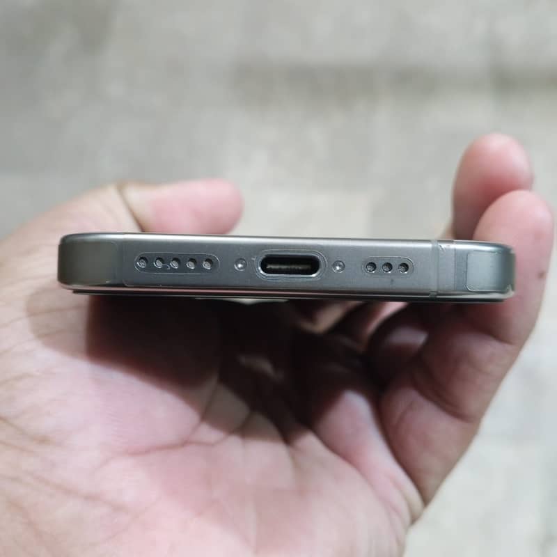 Apple iPhone 16 Pro 1