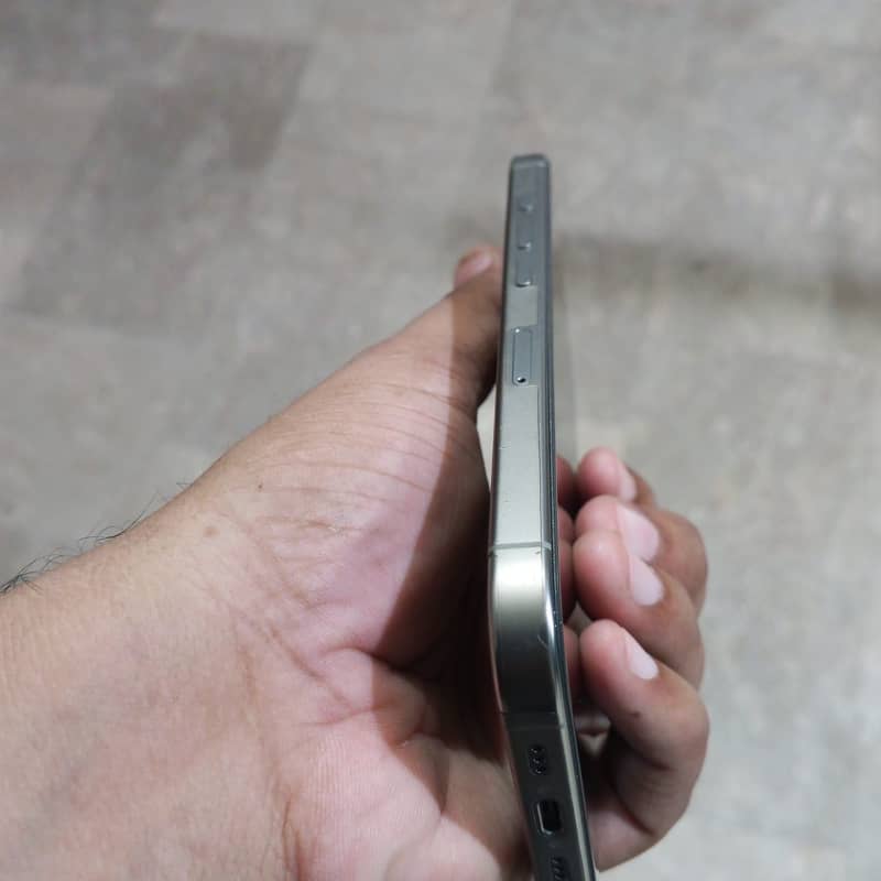 Apple iPhone 16 Pro 3