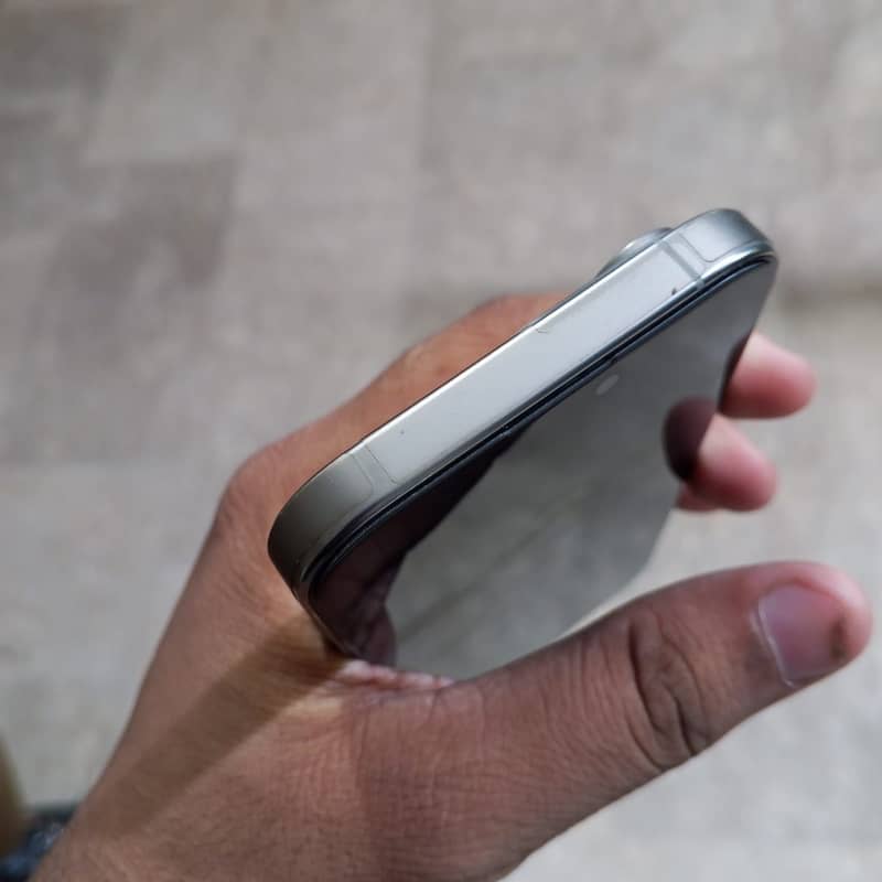 Apple iPhone 16 Pro 4