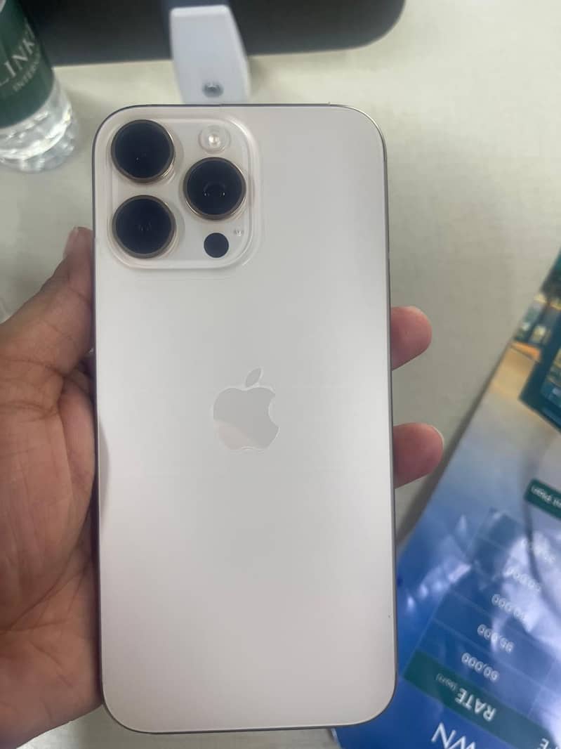 Apple iPhone 16 Pro Max 10