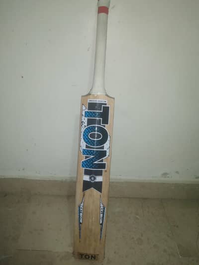 Hardball bat with slightly used condition looks new. light weight 1100g