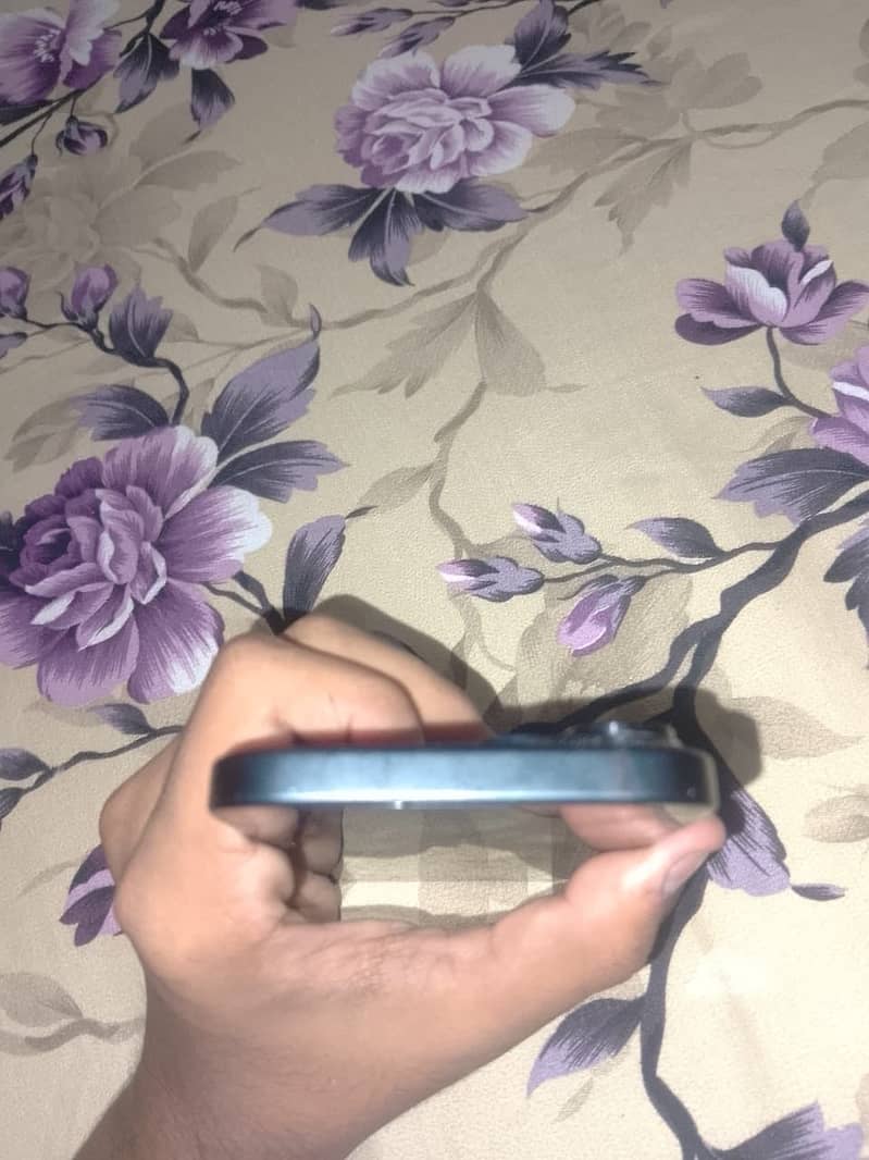 Apple iPhone 15 9