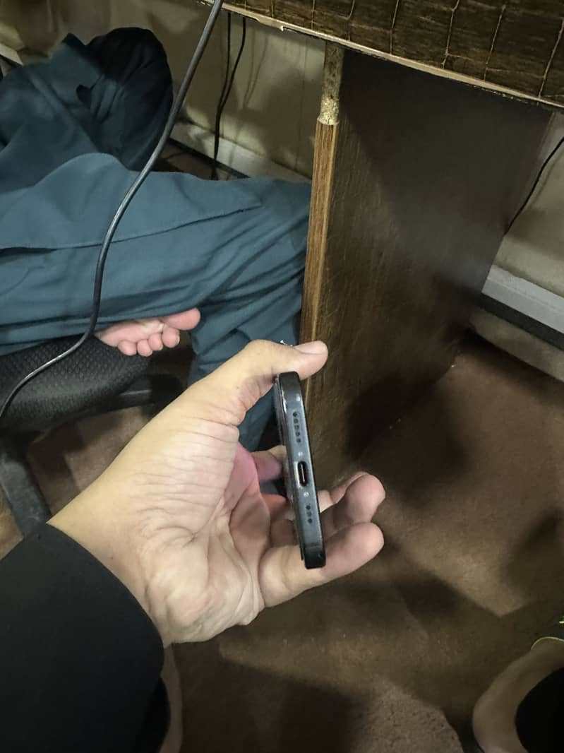 Apple iPhone 16 2