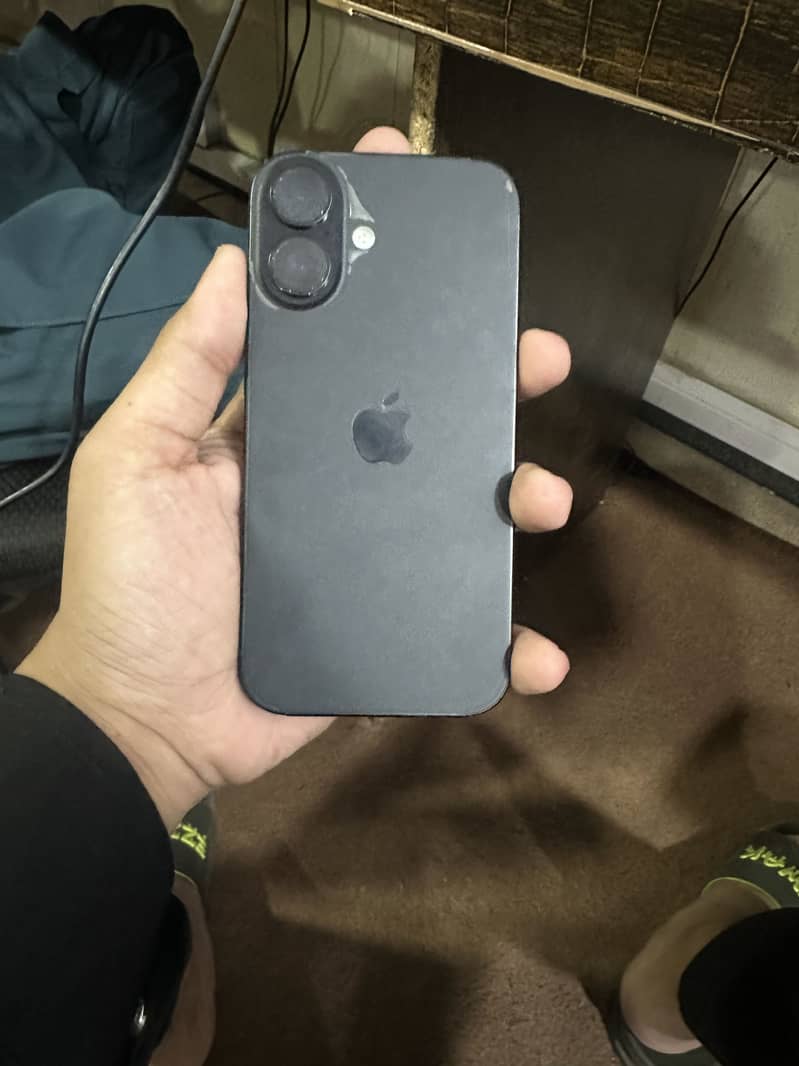 Apple iPhone 16 3