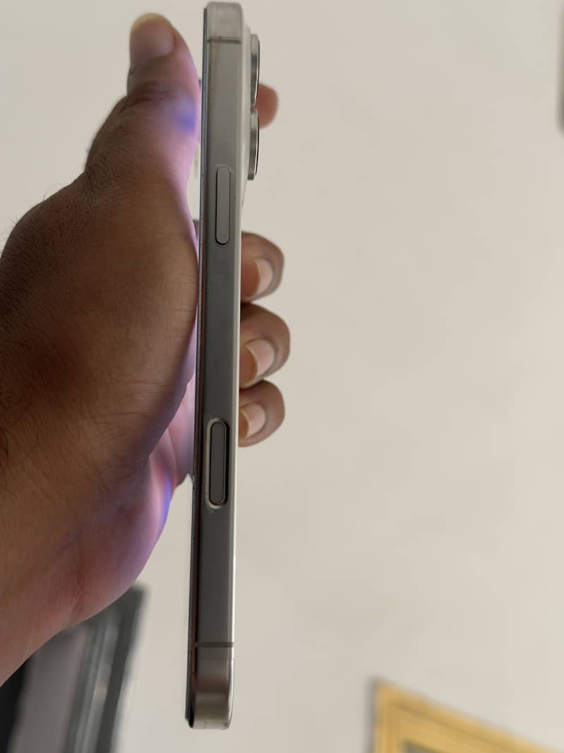 Apple iPhone 16 Pro Max 4