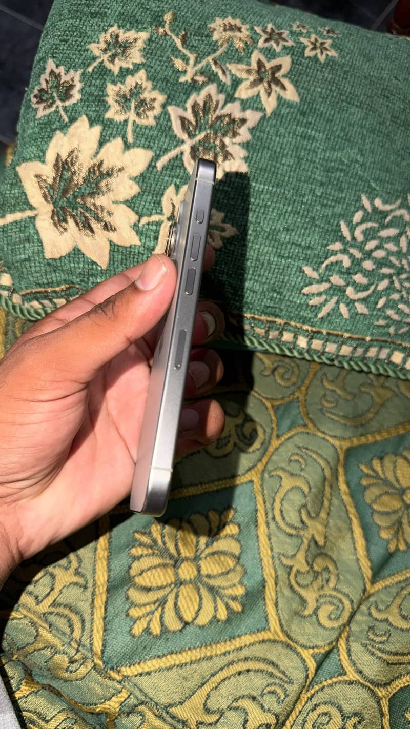 Apple iPhone 15 Pro 3