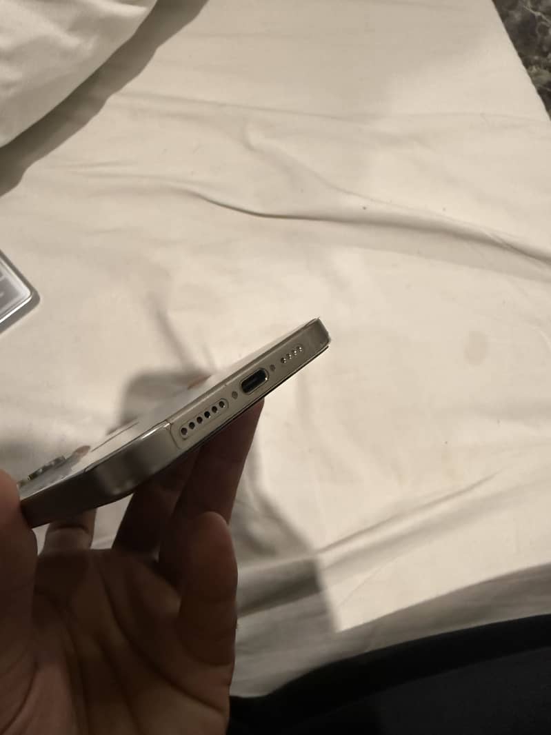 Apple iPhone 15 Pro Max 2