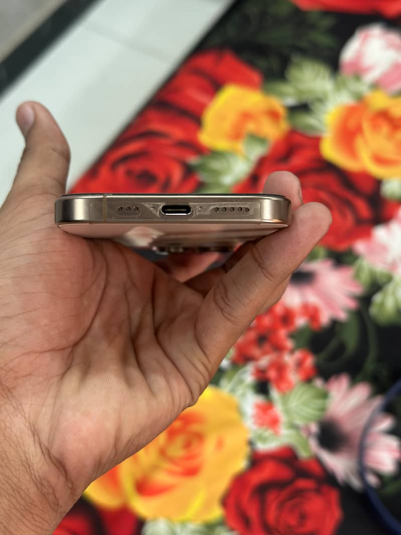 Apple iPhone 16 Pro 1