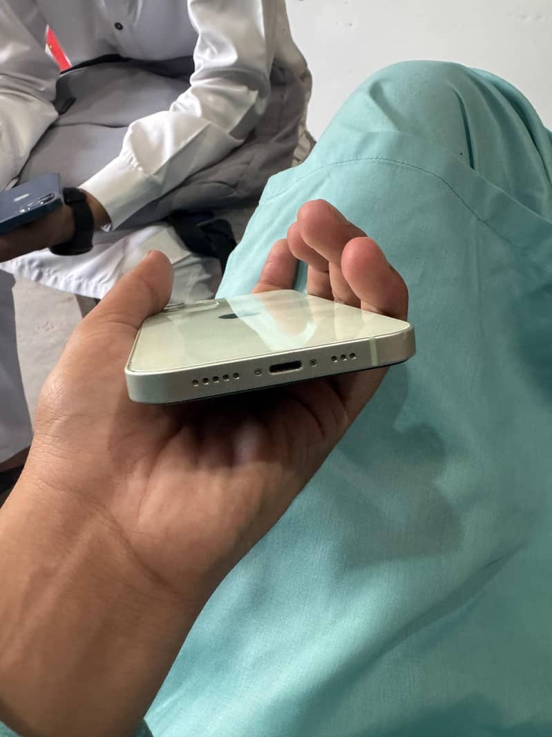 Apple iPhone 12 4