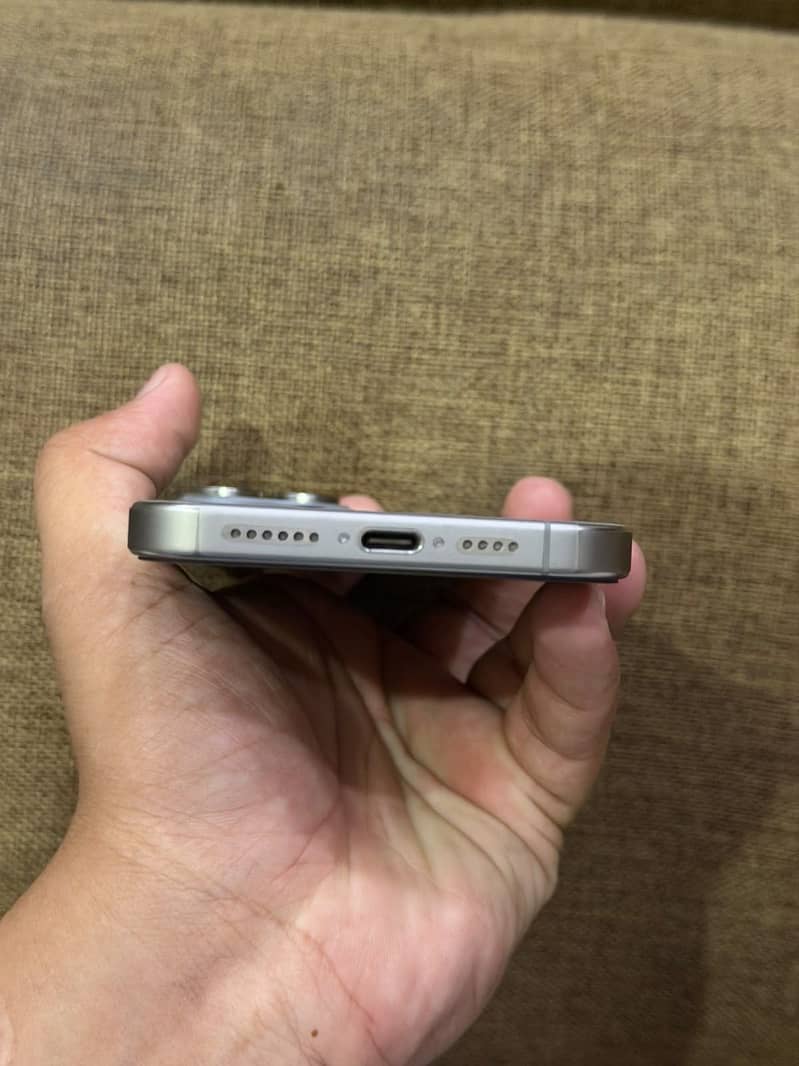 Apple iPhone 15 Pro Max 4