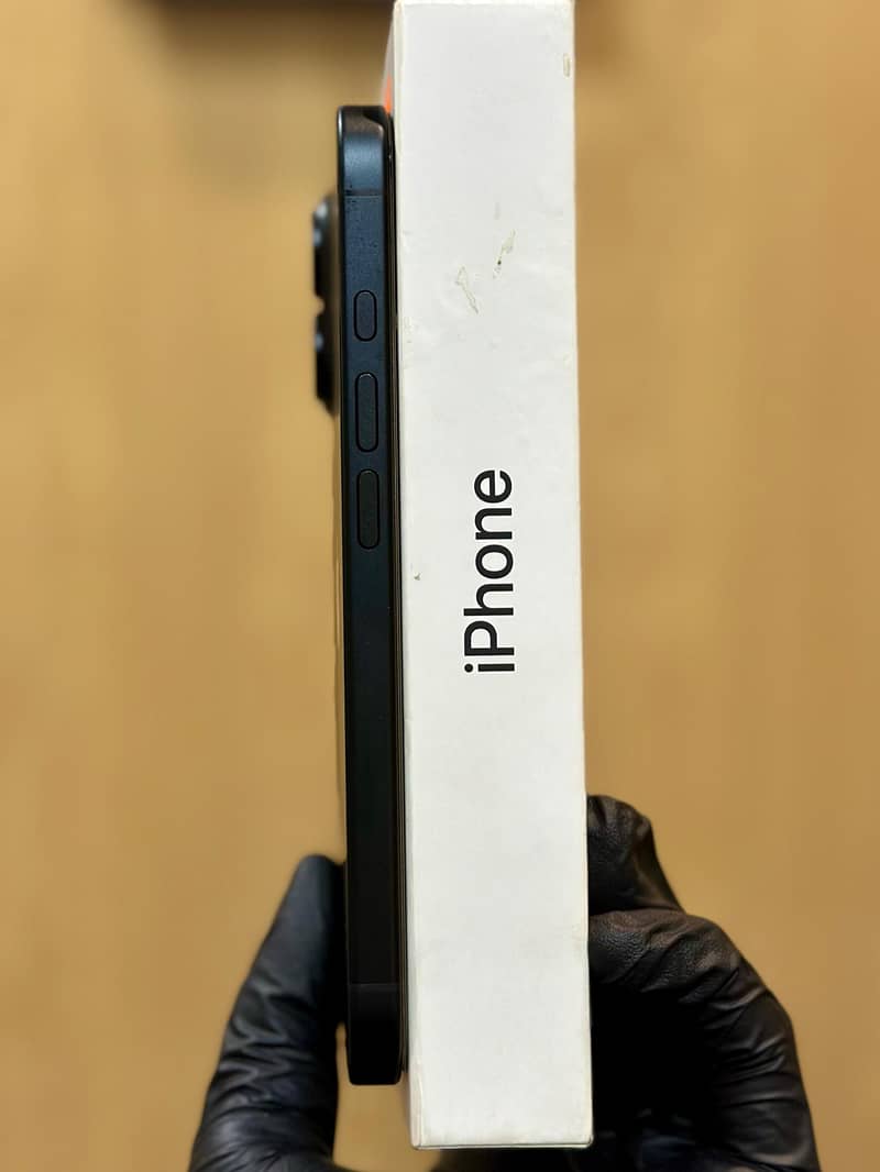 Apple iPhone 16 2