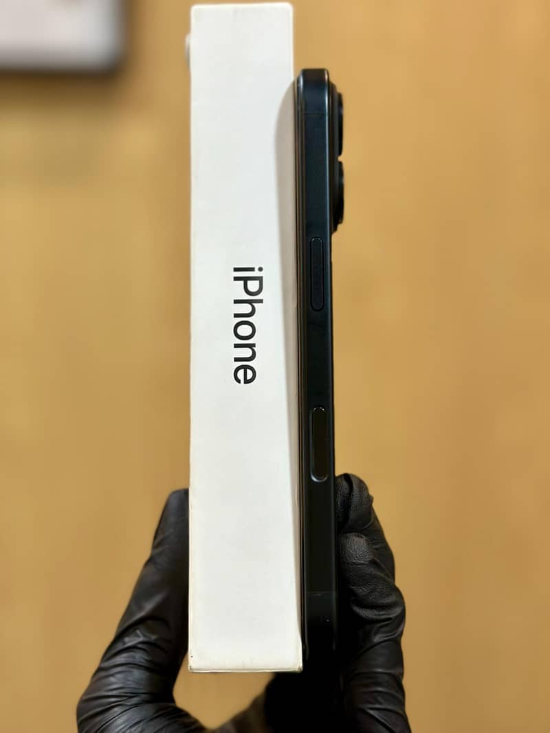 Apple iPhone 16 3