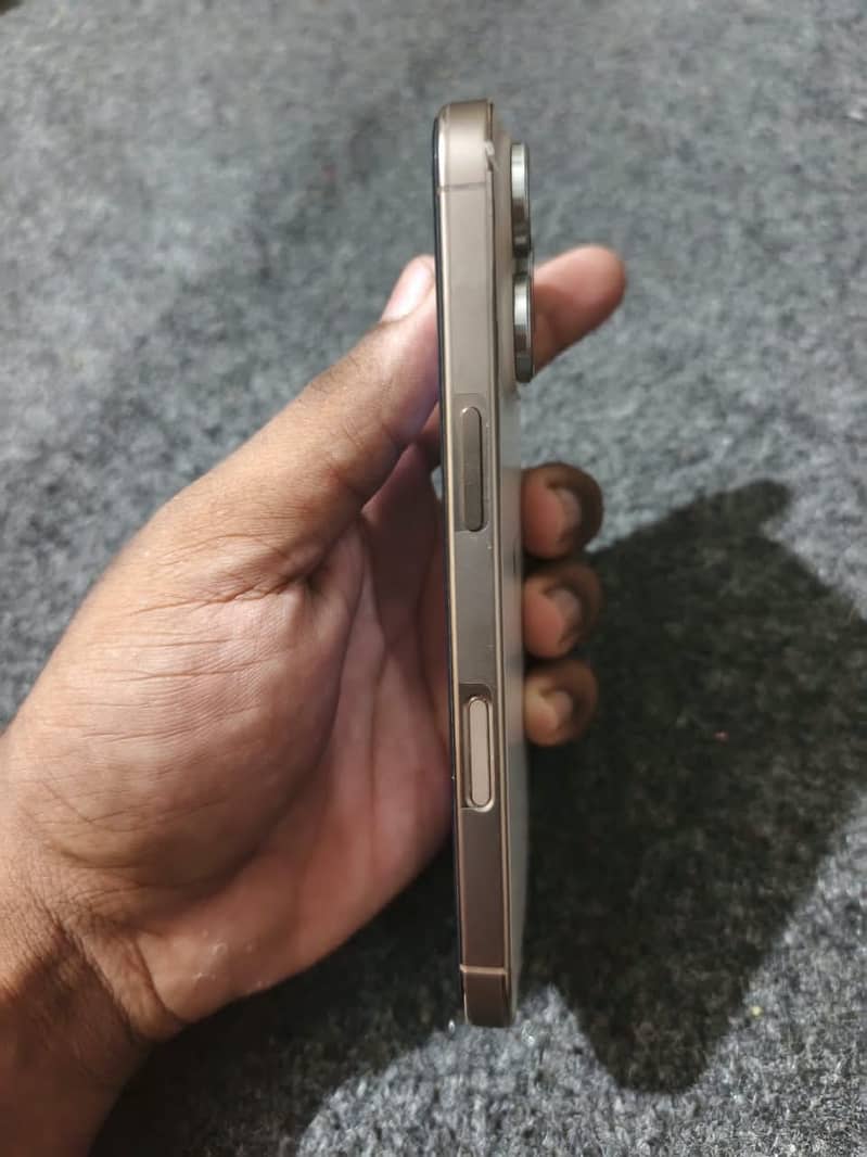 Apple iPhone 16 Pro 1