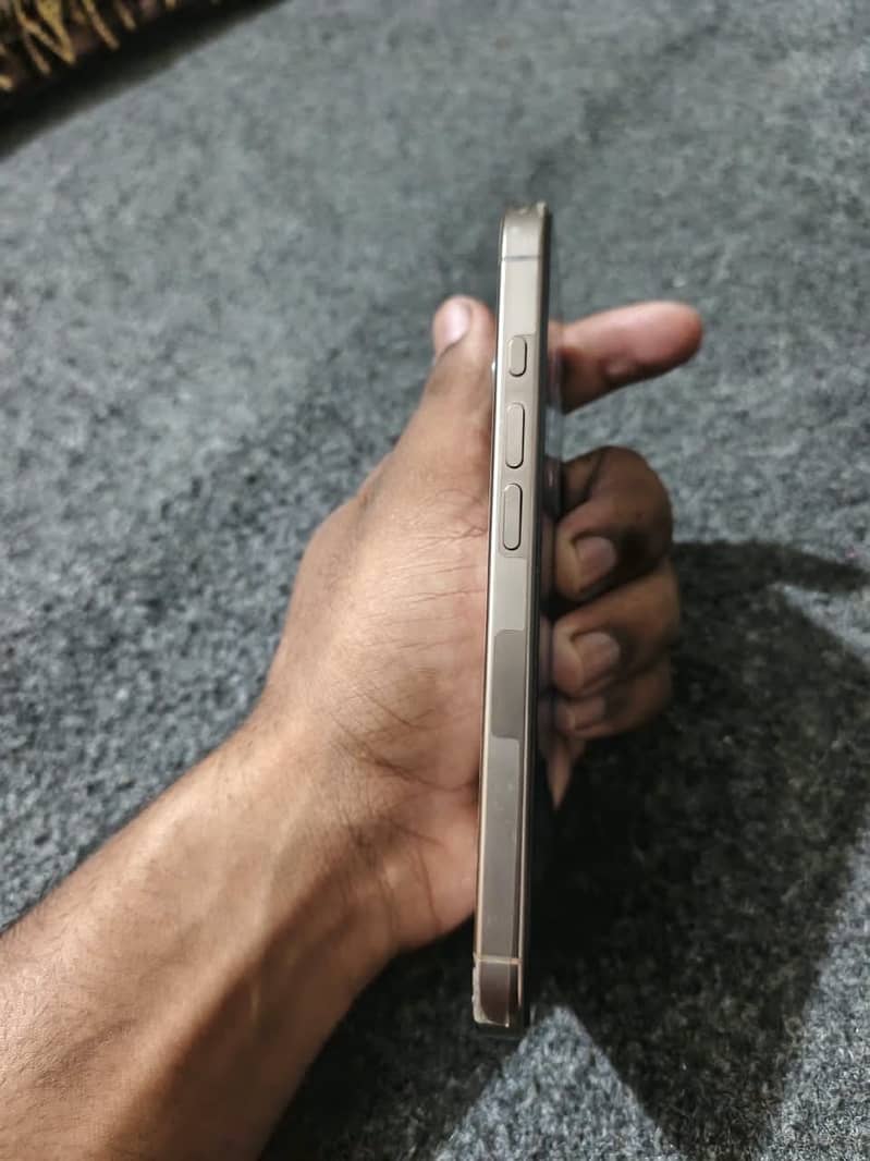 Apple iPhone 16 Pro 2