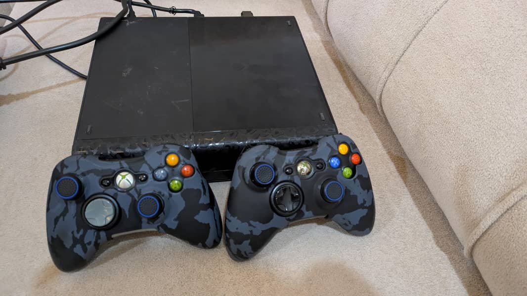 xbox 360 E with wireless controllers 0