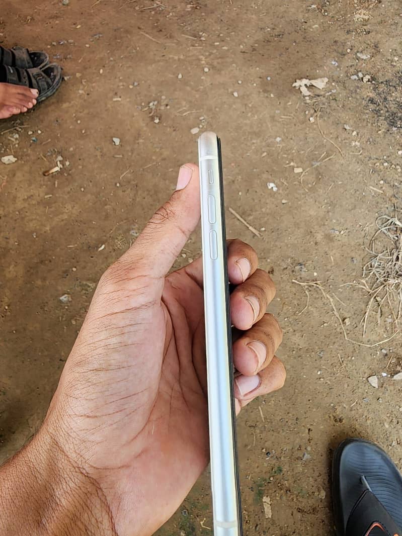 Apple iPhone 11 4