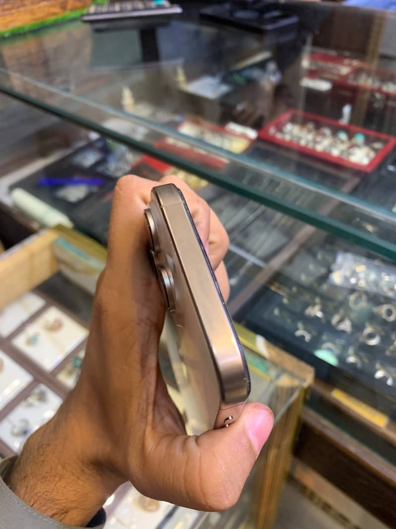 Apple iPhone 16 Pro Max 0