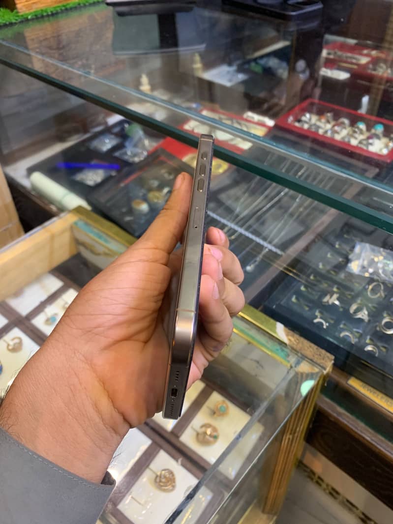 Apple iPhone 16 Pro Max 3