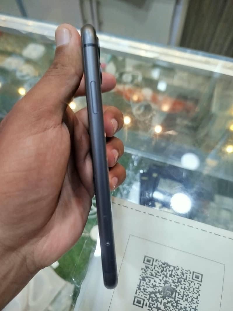 Apple iPhone 11 4