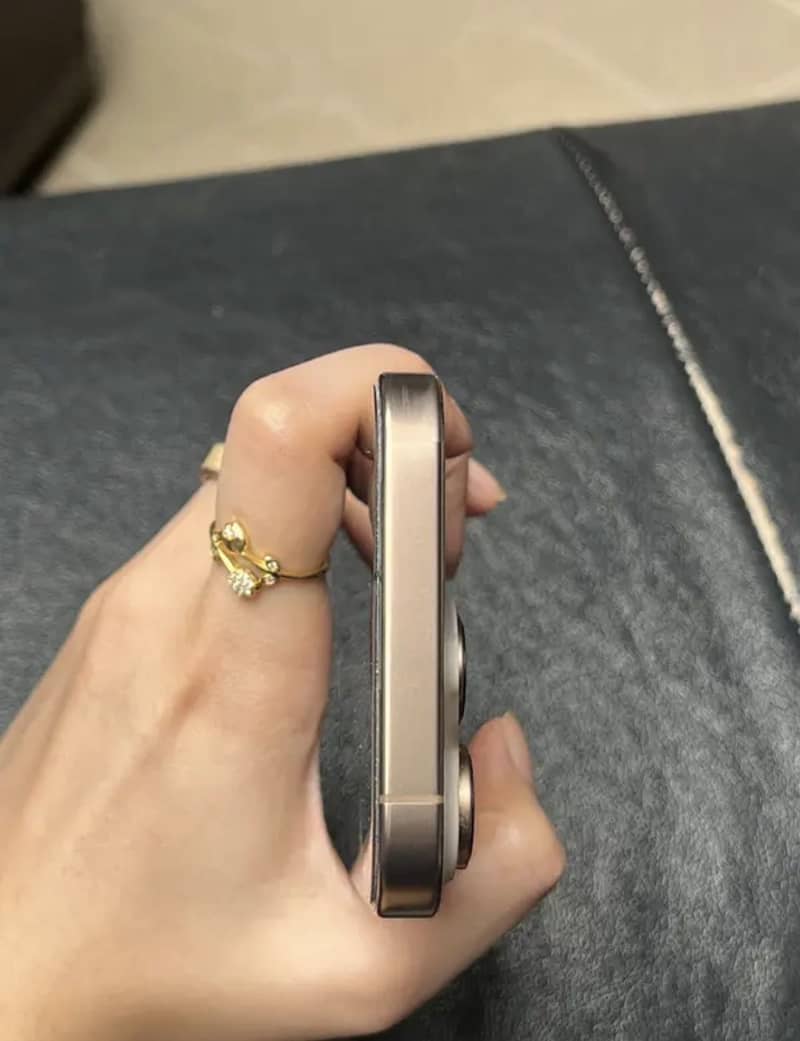 iPhone 16 Pro Max 4