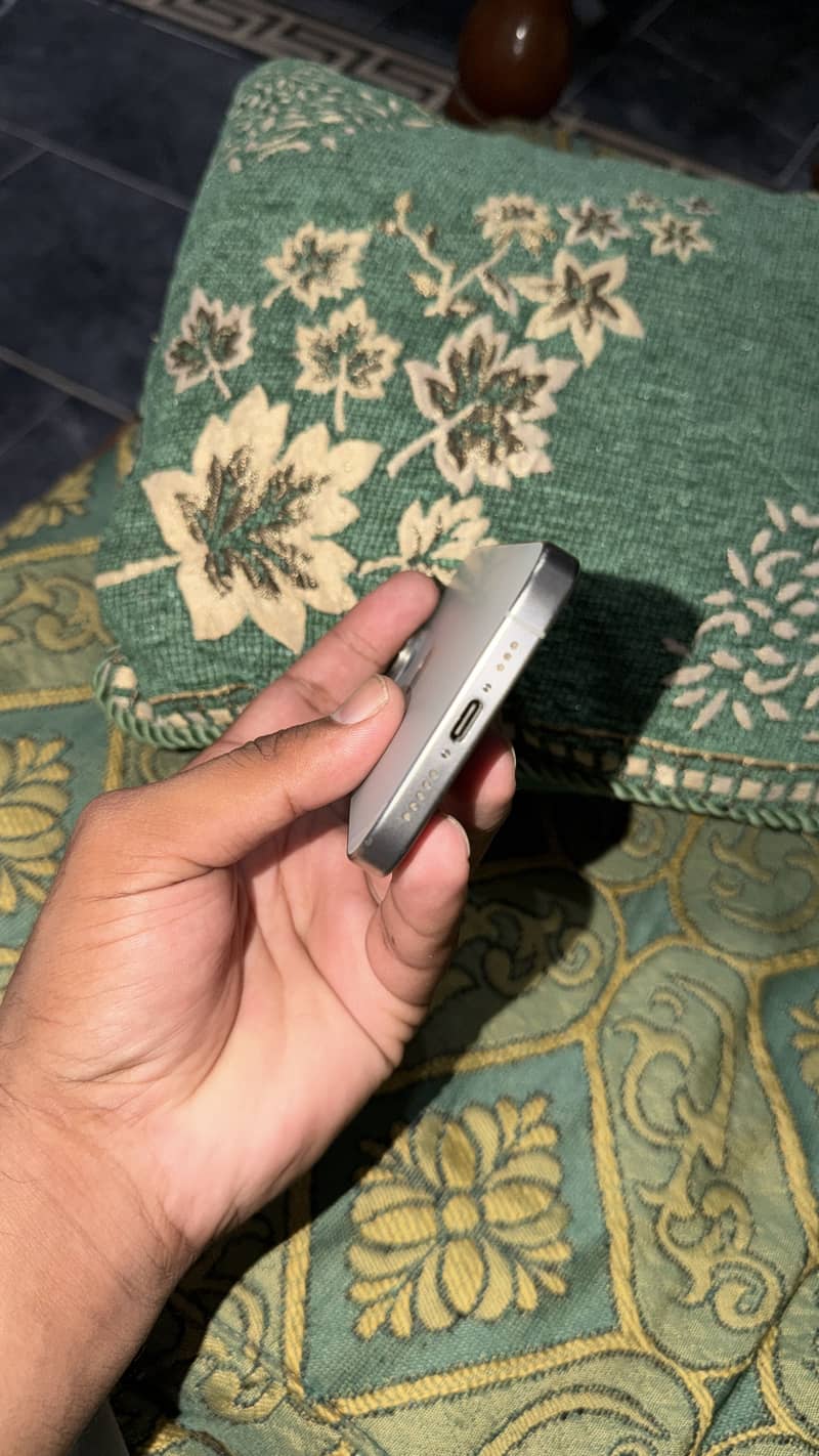 Apple iPhone 15 Pro 2