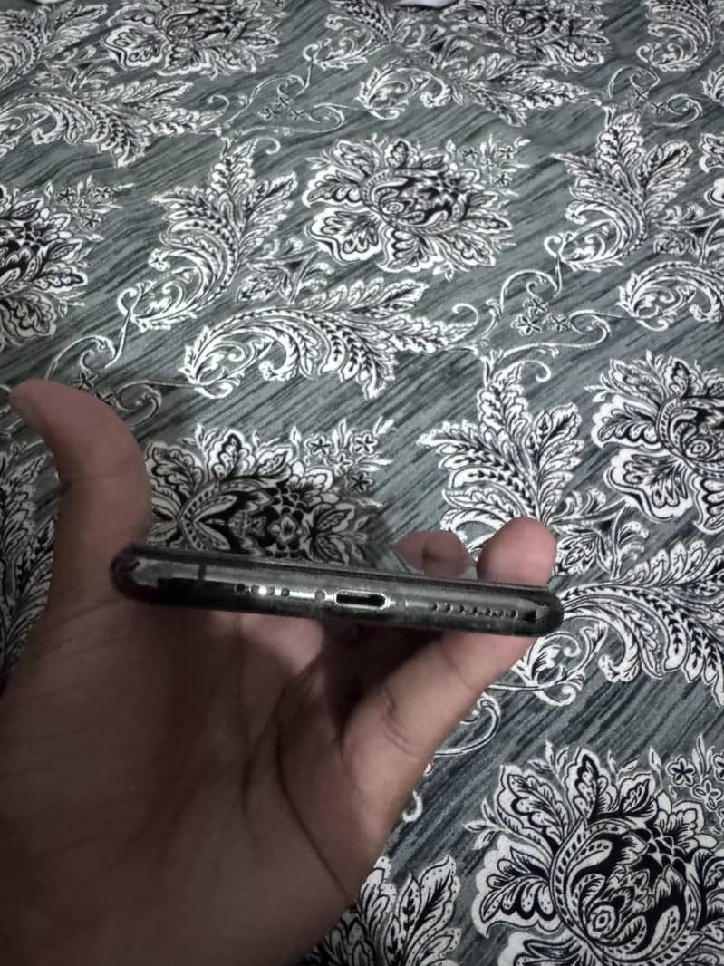 Apple iPhone XS Max 3