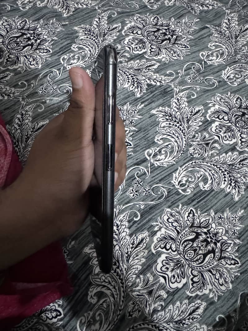 Apple iPhone XS Max 4