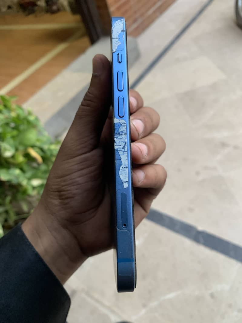 Apple iPhone 13 8