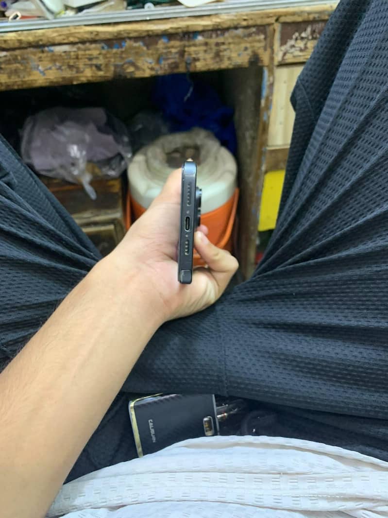 Apple iPhone 15 Pro Max 4
