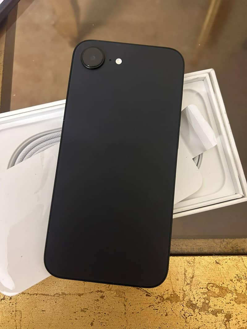Apple iPhone 16e 0