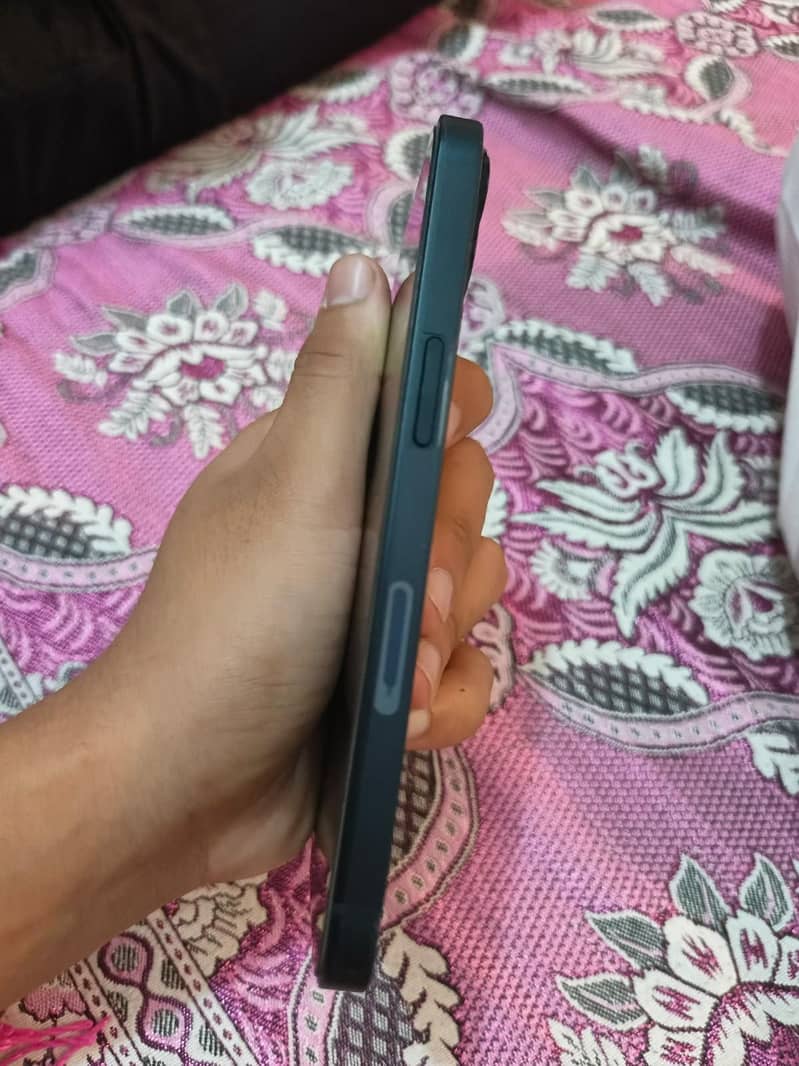 Apple iPhone 13 2