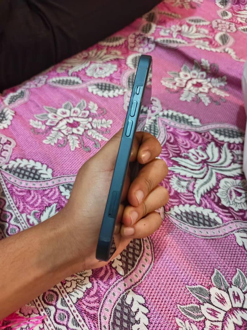 Apple iPhone 13 4