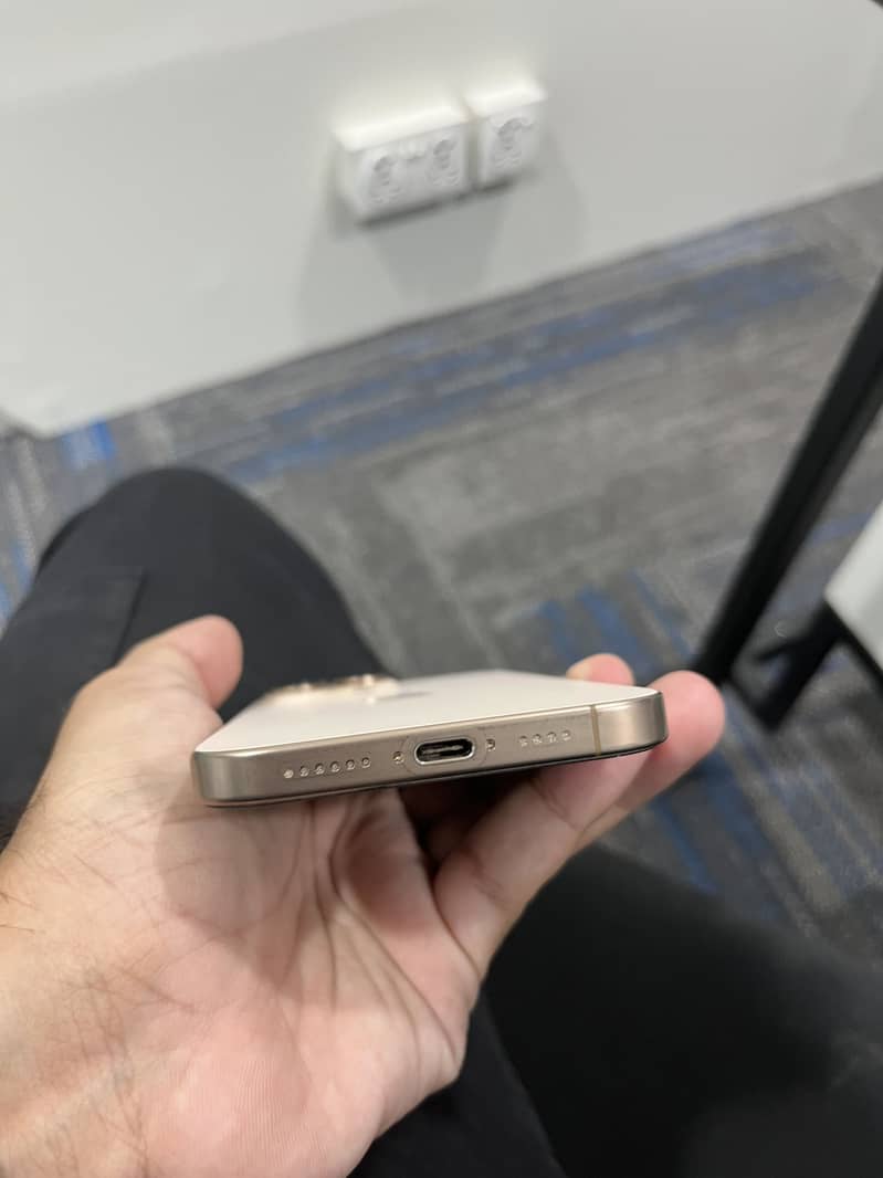 Apple iPhone 16 Pro Max 2