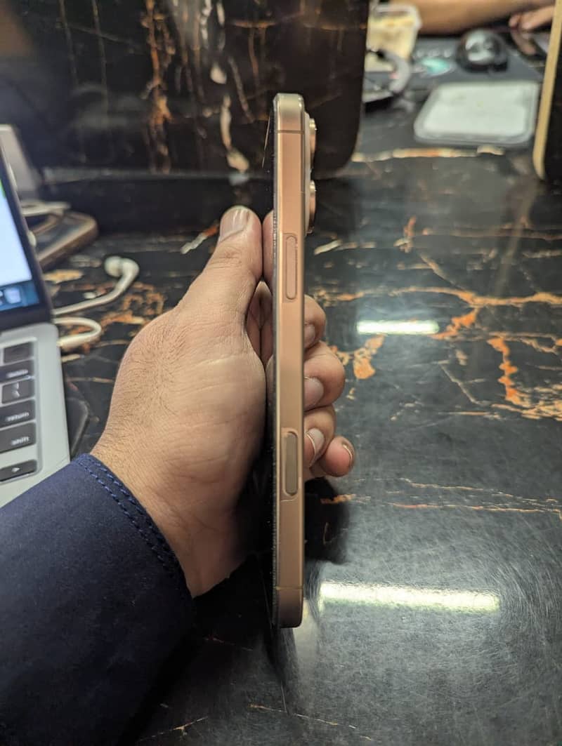 Apple iPhone 16 Pro Max 2