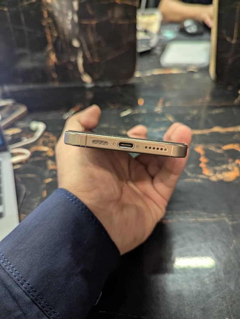 Apple iPhone 16 Pro Max 4