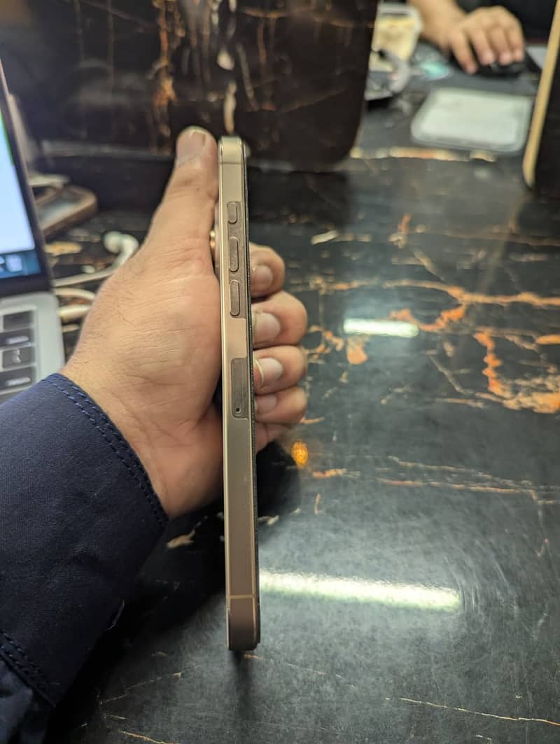 Apple iPhone 16 Pro Max 5