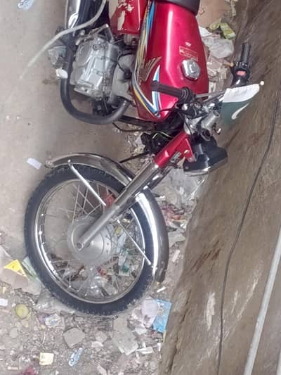 ok bike he Koi kharabi nhi he saf sutri bike he tire dono new hen
