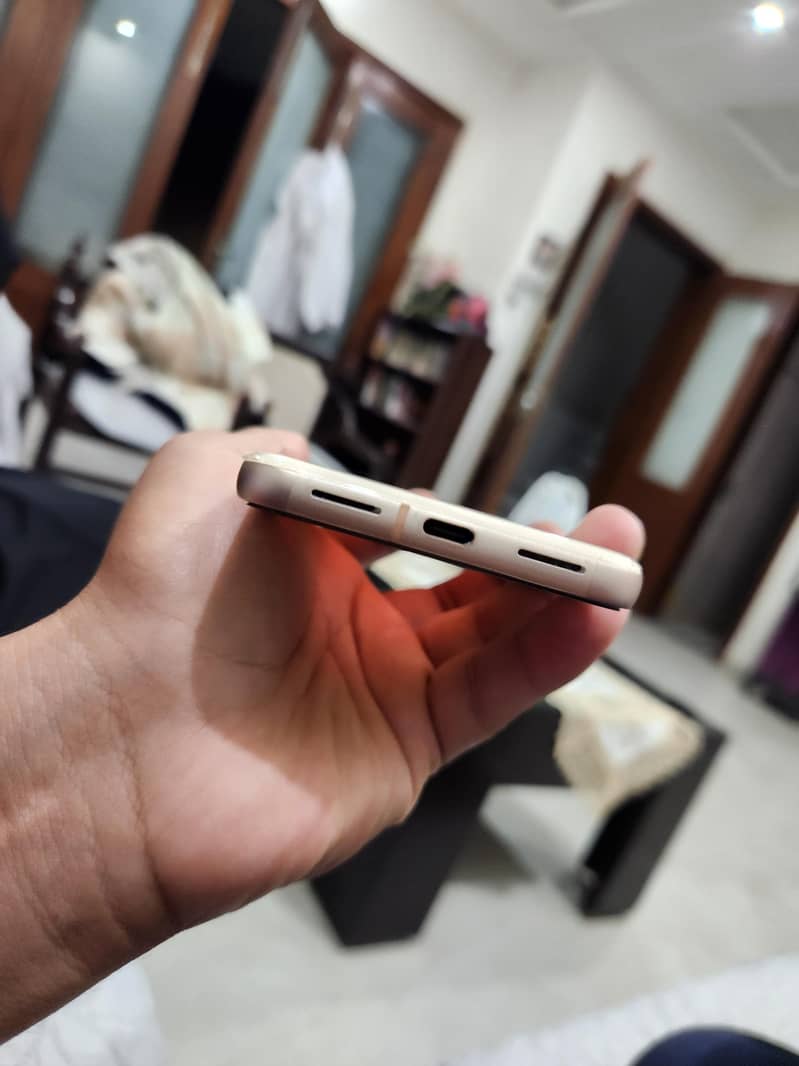 Google Pixel 8 4