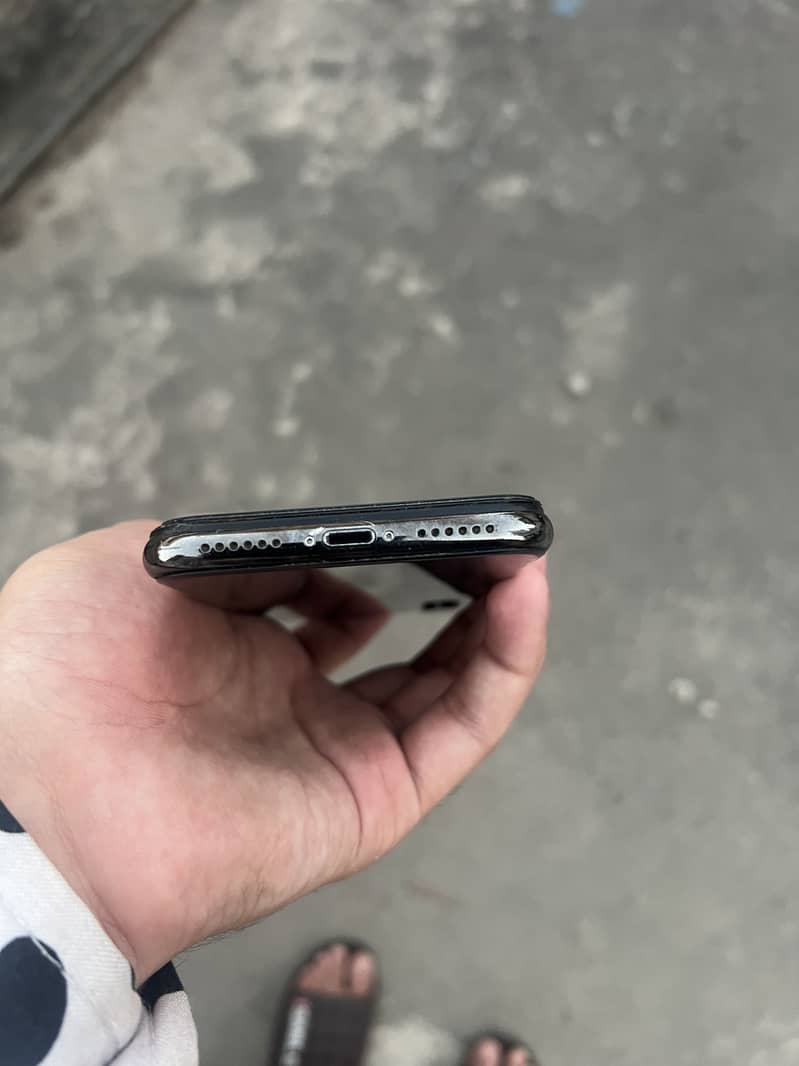 Apple iPhone X 4